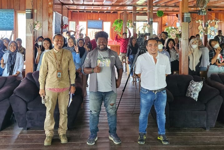 Maikel Peuki bersama pemuda-pemudi Papua