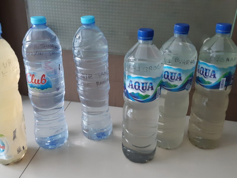 Smpel air sungai dan tanah yang di uji lab oleh Kompas