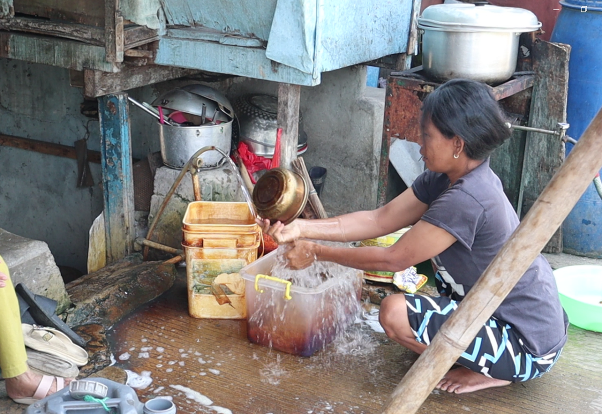 Warga kali Ciliwung cuci perkakas dengan air tanah
