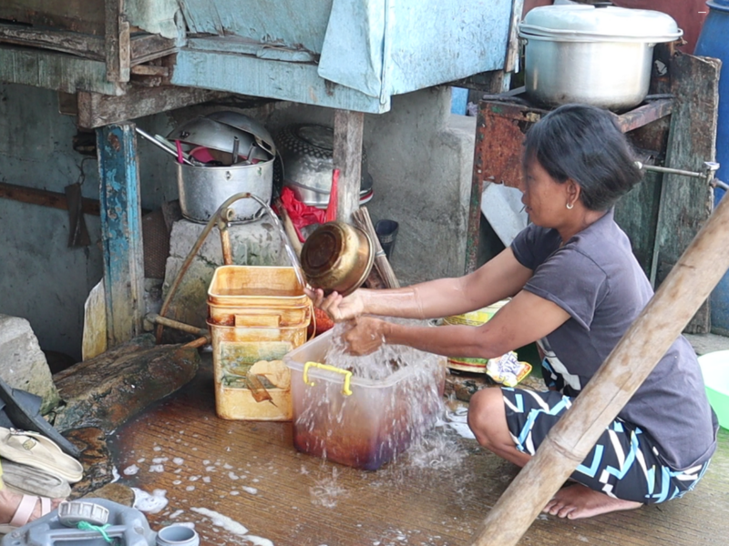 Warga kali Ciliwung cuci perkakas dengan air tanah