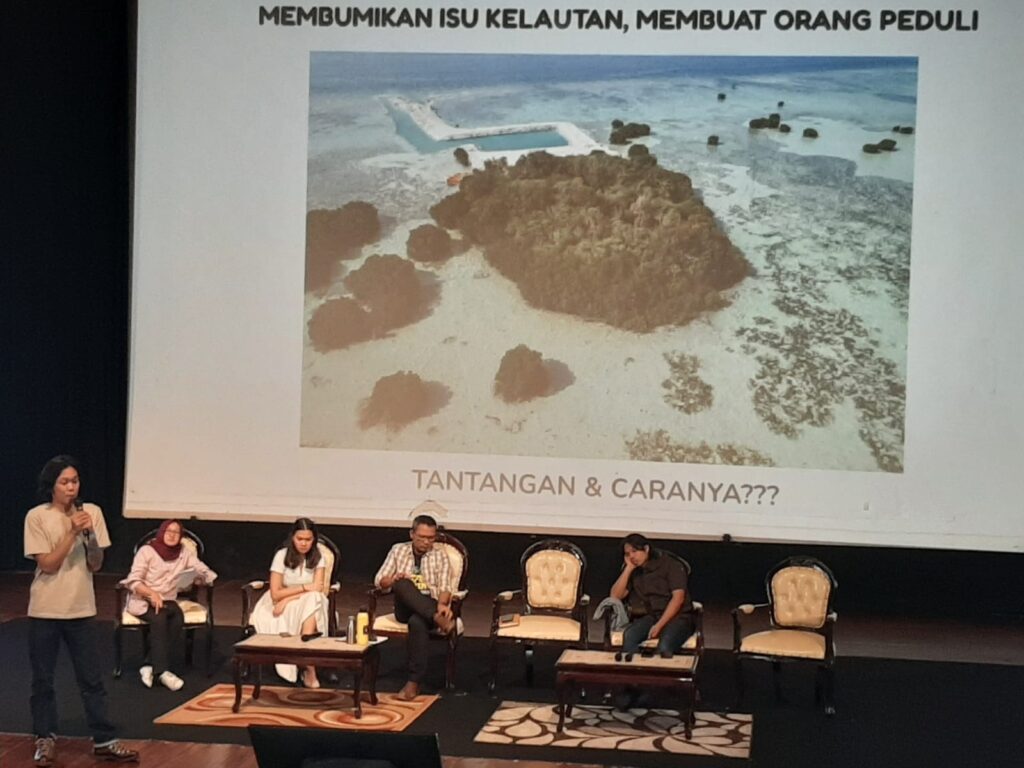 Co-Founder dan Director of International Engagement and Policy Reform, Stephanie Juwana berbicara dalam diskusi Green Press Community di Gedung Pusat Perfilman Usmar Ismail, Setiabudi, Jakarta, Rabu (8/11/2023)