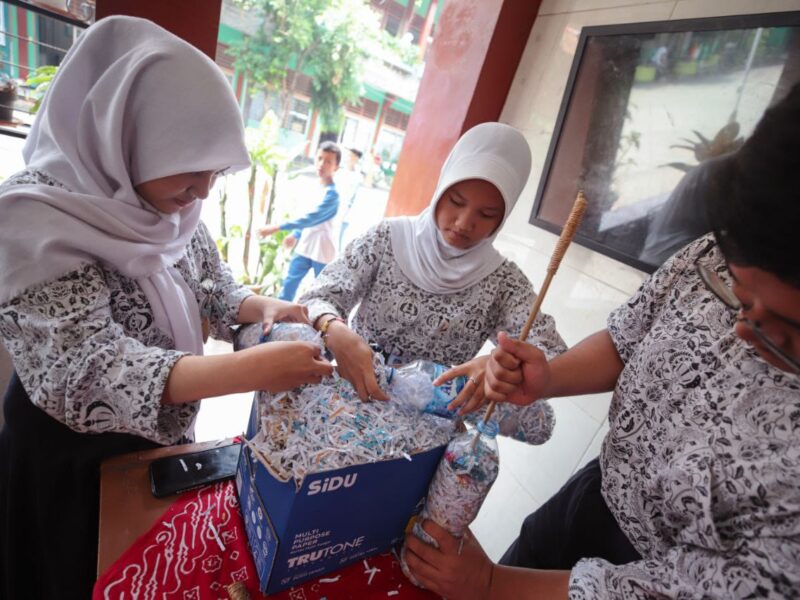 Salah satu proses mengelola sampah di SMPN 18 Bandung. (Humas Bandung)