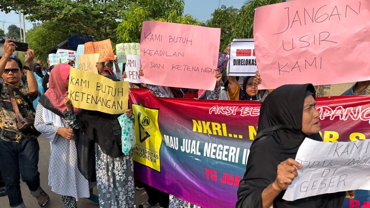 Rempang residents protest during an official visit