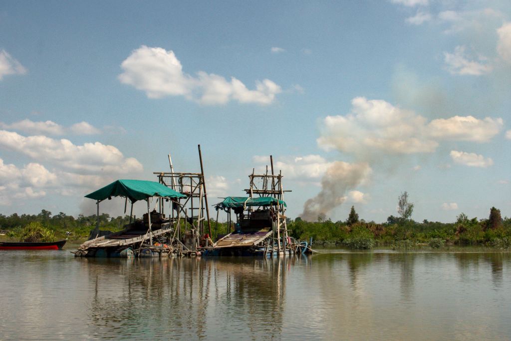Rakit penambang rakyat di Sungai Antan