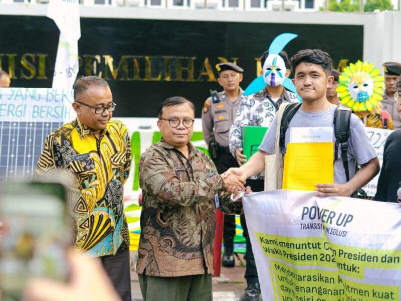 Aksi ‘Power Up’ untuk mendesak pasangan calon presiden di Pilpres 2024 berkomitmen pada penanganan krisis iklim dan transisi energi. (Foto: 350.org)