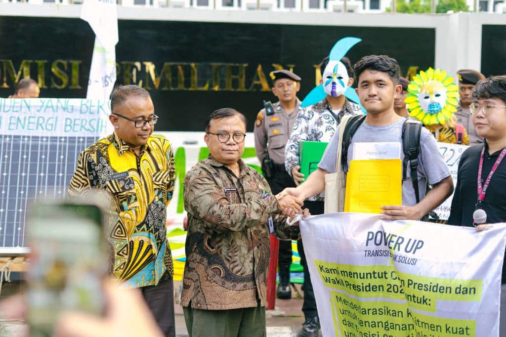 Aksi ‘Power Up’ untuk mendesak pasangan calon presiden di Pilpres 2024 berkomitmen pada penanganan krisis iklim dan transisi energi. (Foto: 350.org)