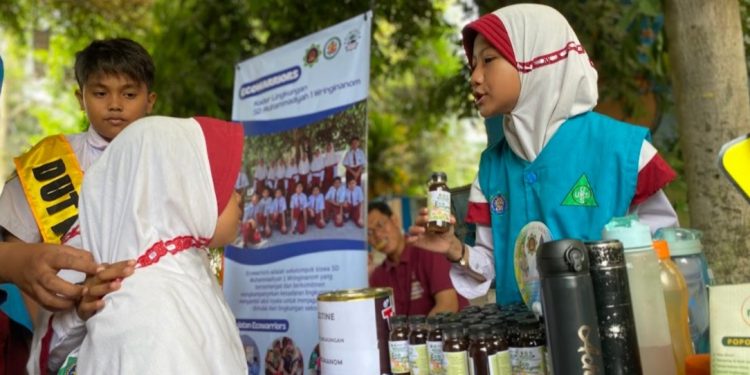 Stand pameran kader lingkungan Ecowarriors SD Muhammadiyah 1 Wringinanom. (Foto: AZWI)