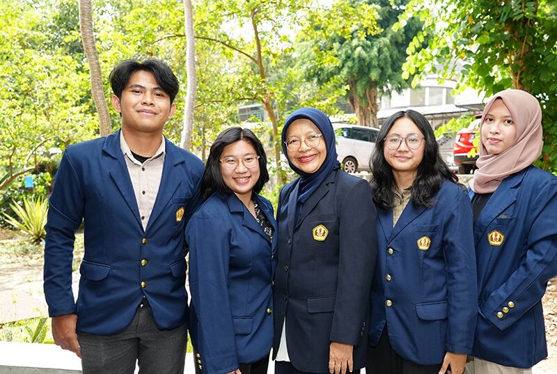 Tim mahasiswa dan dosen pengembang produk skincare Gelis. (Foto: Dadan Triawan/Humas Unpad)