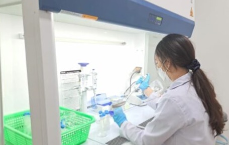 Mahasiswa Undiksha Bali. Tim mahasiswa Undiksa meneliti metode deteksi penyebab diare. (Foto: Undiksha, Bali)