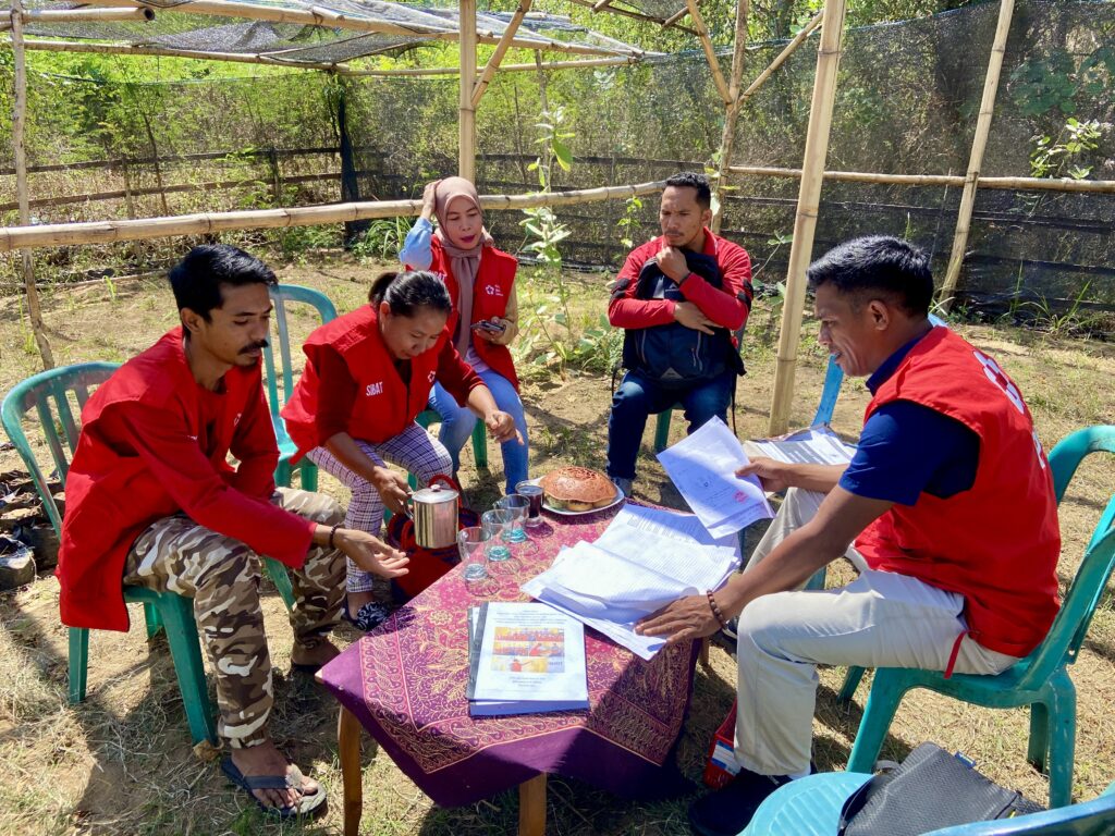Relawan SIBAT Kelurahan Mata Air, Kecamatan Reok, menggelar rapat mingguan di kebun bibit Kelurahan Mata Air. (Foto/Chairul Akhmad)