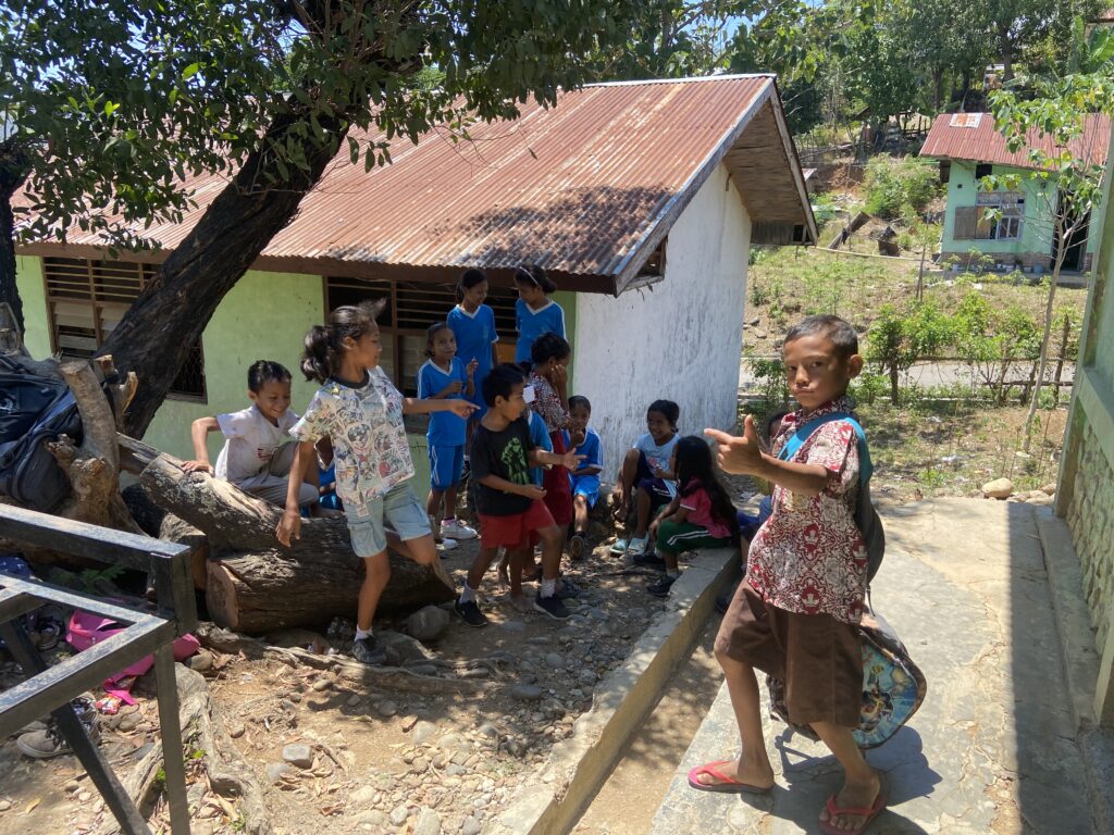 Siswa-siswa SDN Reo II, Kelurahan Mata Air, Kecamatan Reok, Kabupaten Manggarai, NTT bermain bersama di halaman sekolah saat jam istirahat. (Foto/Chairul Akhmad)