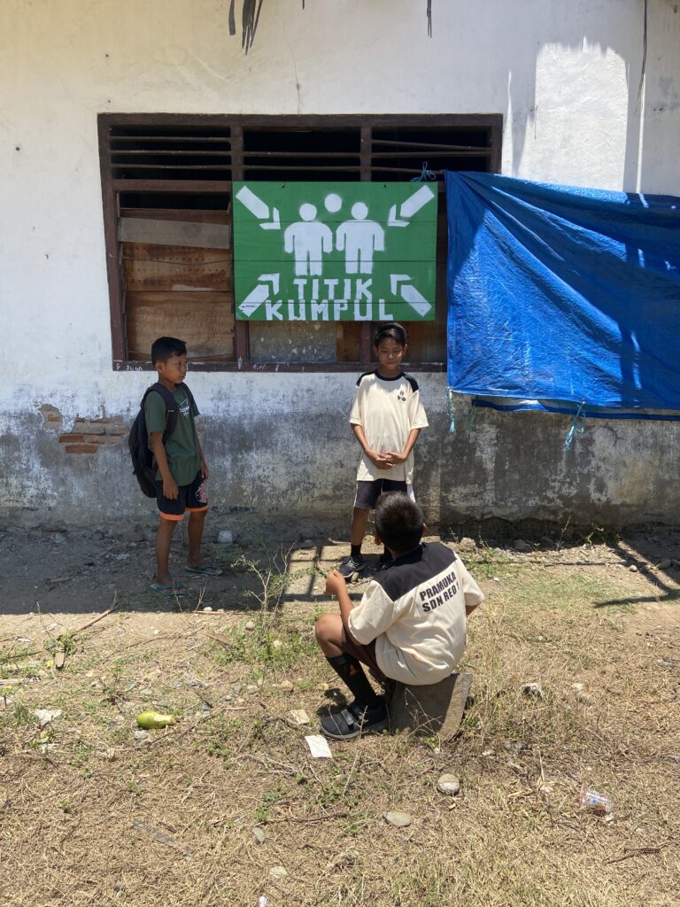 Siswa SDN Reo I Kelurahan Baru, Kecamatan Reok, Kabupaten Manggarai, NTT menunjukkan titik kumpul bagi siswa dan guru jika terjadi rob atau banjir. (Foto/Chairul Akhmad) mangrove