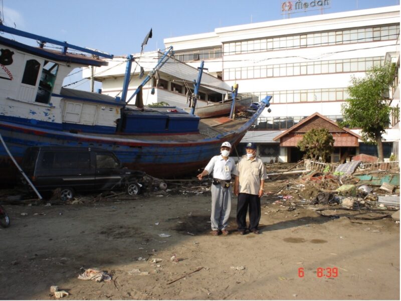 Material tsunami Aceh berupa kapal terdampar di depan Hotel Medan Peunayong, Kota Banda Aceh. (Dokumentasi PVMBG)