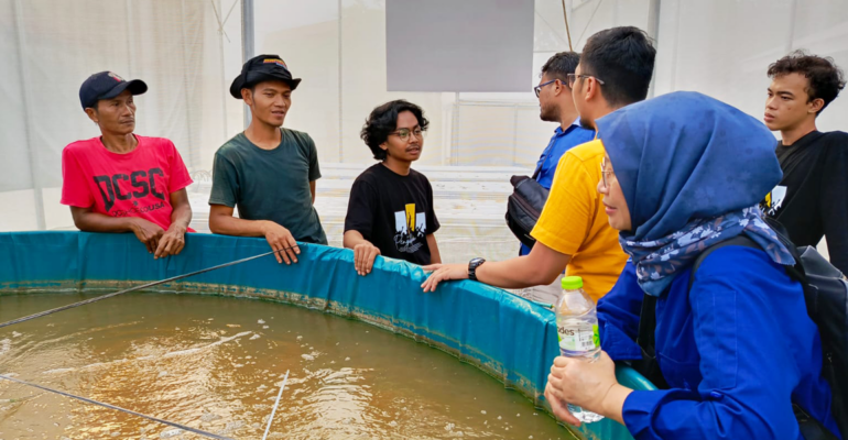 Pendampingan budidaya ikan nila bagian dari pembangunan berkelanjutan di Desa Purwasari, Bogor, Jawa Barat. (Foto: IPB University)