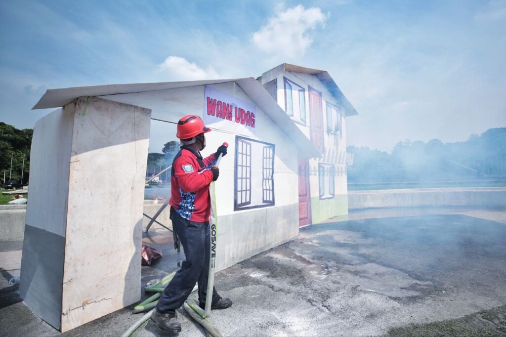 bencana kebakaran Apel Pengukuhan Redkar Kota Bandung di Lapangan Tegalega, Selasa 19 Desember 2023.