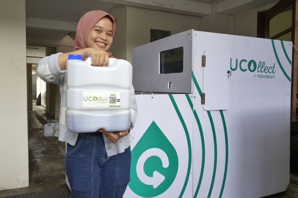 Minyak goreng bekas atau jelantah termasuk limbah B3 yang dapat merusak lingkungan dan berdampak buruk pada kesehatan. Noovoleum hadir sebagai solusi untuk menampung minyak jelantah dengan memberikan nilai ekonomis.