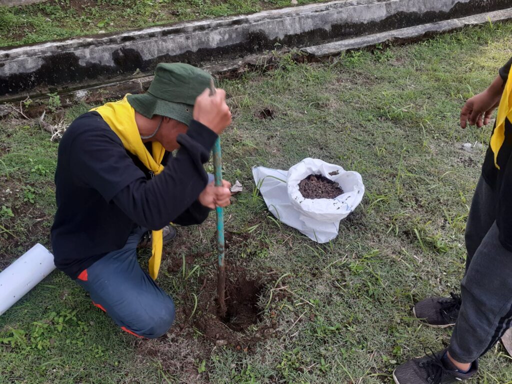 Pembuatan lubang biopori. (Foto: WALHI Sumbar)