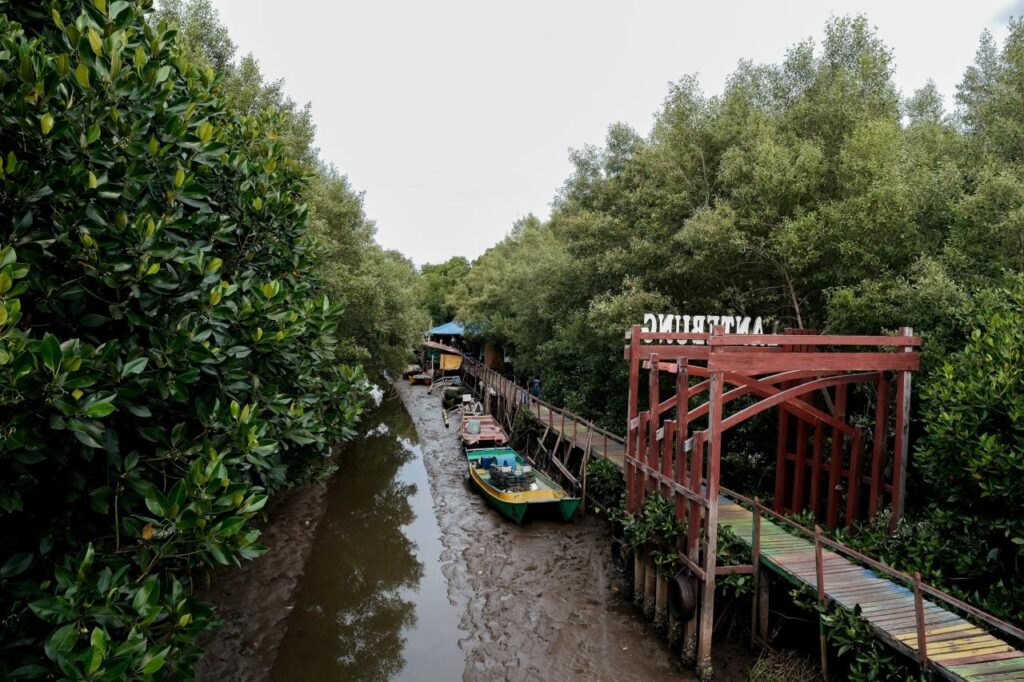 Desa Wisata Lantebung di Kota Makassar, Sulawesi Selatan (Sulsel). Desa ini menjadi contoh keberlanjutan lingkungan pantai dan hutan. (wonderfulimages.kemenparekraf.go.id)