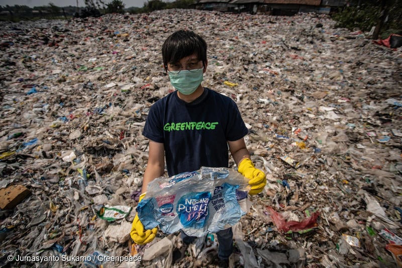 Pahami dampak sampah plastik di lautan pada kehidupan. 12 miliar ton sampah di lautan 2050 mengancam hewan laut hingga kita. Bersama Greenpeace Indonesia pecahkan masalah sampah!