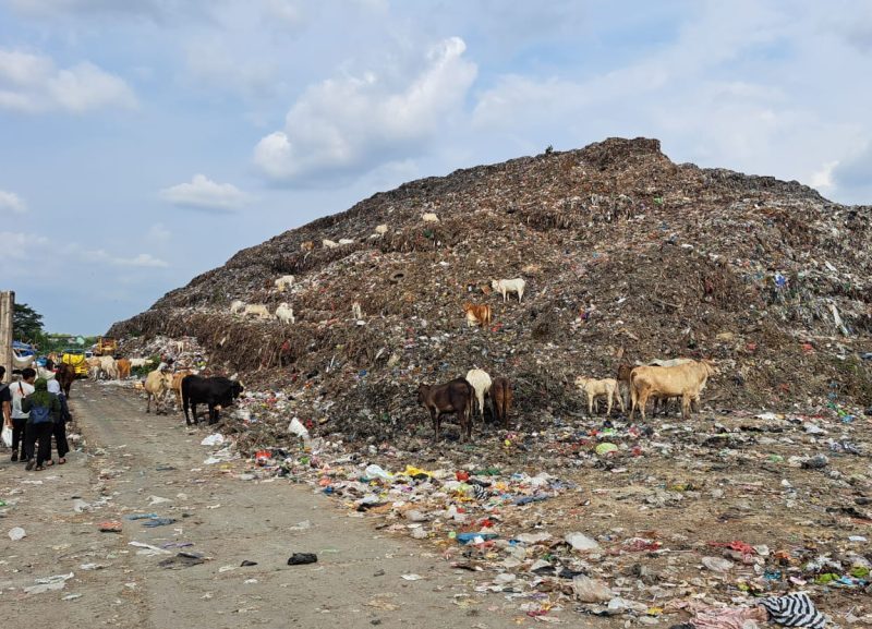 Sampah di TPA. Indonesia darurat sampah. (Foto: AZWI)