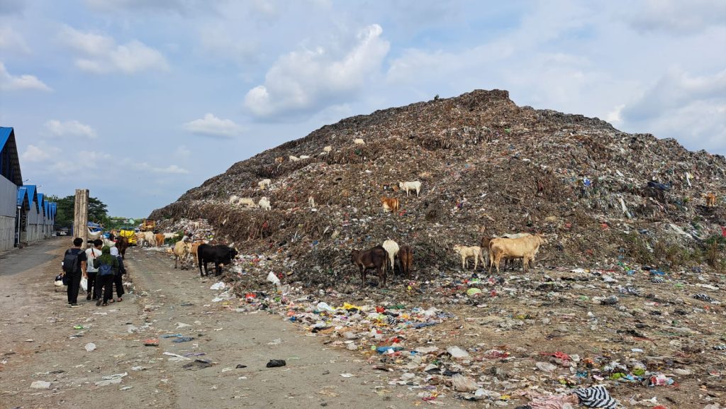 Sampah di TPA. Indonesia darurat sampah. (Foto: AZWI)