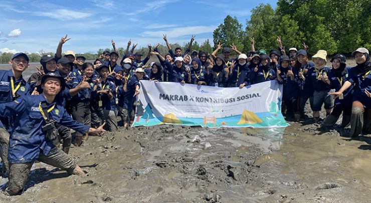 Penanaman mangrove oleh Universitas Mulawarnan (UNMUL), Kalimantan, bersama mahasiswa se-Indonesia. (Foto: Unmul)