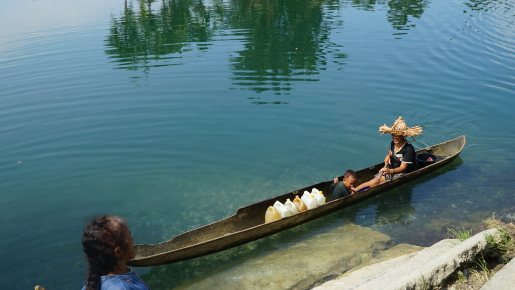 warga Dunu Bungo Rayo memakai perahu untuk mengambil air bersih