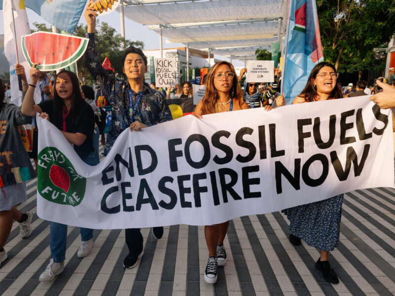 Aksi aktvis lingkungan di COP28 in Dubai. Penggunaan energi fosil mesti dikurangi. (Foto: Greenpeace/Marie Jacquemin)