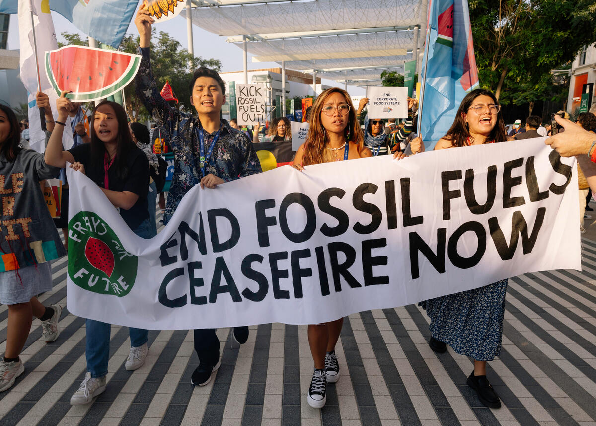 Aksi aktvis lingkungan di COP28 in Dubai. Penggunaan energi fosil mesti dikurangi. (Foto: Greenpeace/Marie Jacquemin)