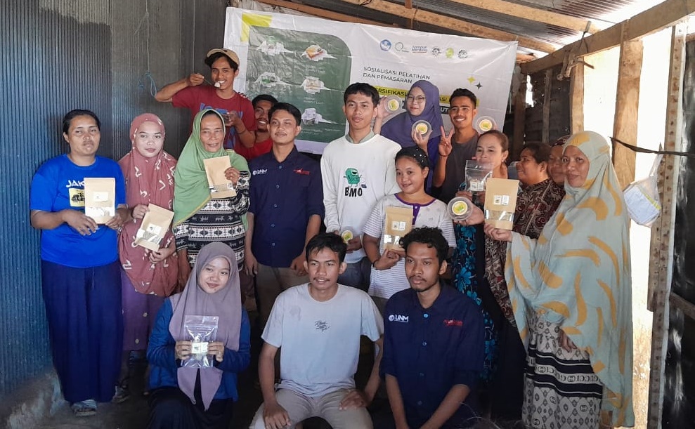 Universitas Negeri Makassar memberi pelatihan mengolah produk rumput laut pada ibu-ibu dan nelayan. (Foto: UNM)