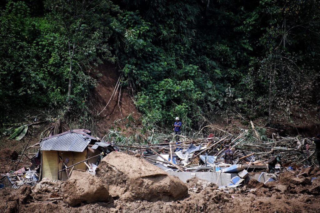 Longsor di Kampung Cipondok, Desa Pasanggrahan, Kecamatan Kasomalang, Senin (8/1/2024). Masyarakat agar waspada bencana. (Rizal Fs/Adpim Jabar)