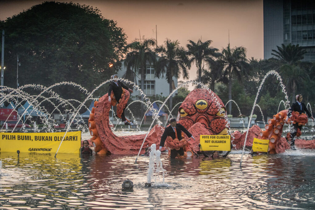 Greenpeace Indonesia membuat instalasi monster oligarki di bundaran HI Jakarta sebagai bentuk protes terkait kerusakan lingkungan. Oligarki turut mendorong masalah krisis iklim. (Foto: Jurnasyanto Sukarno/Greenpeace)