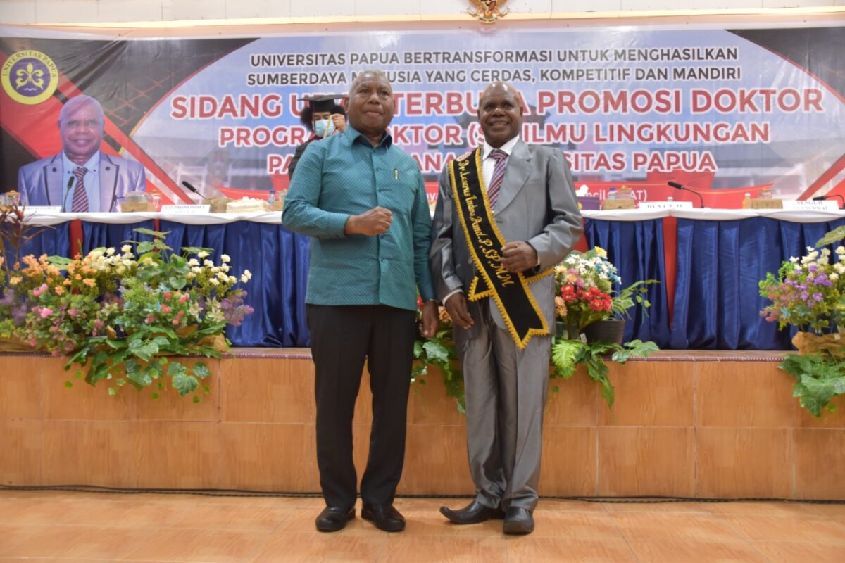 Lasarus Indouw menjadi doktor ilmu lingkungan Universitas Papua (Unipa). (Foto: Unipa)