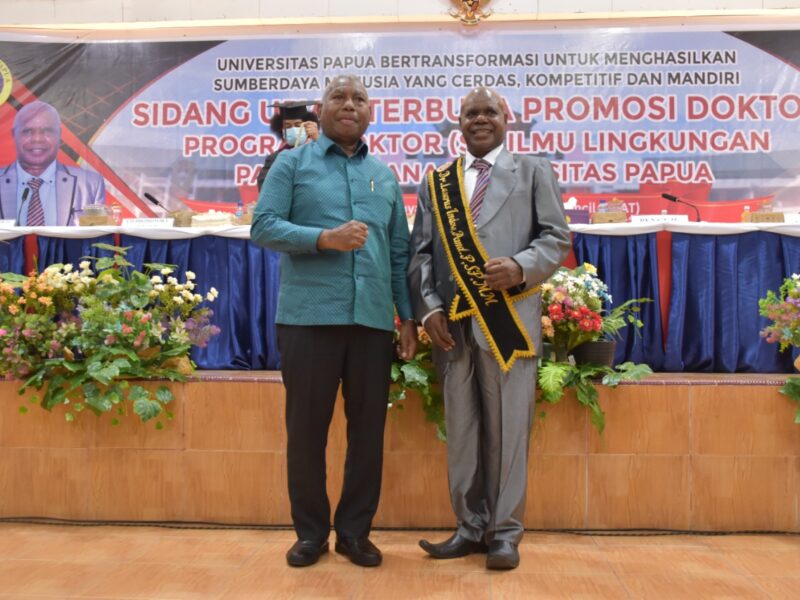 Lasarus Indouw menjadi doktor ilmu lingkungan Universitas Papua (Unipa). (Foto: Unipa)