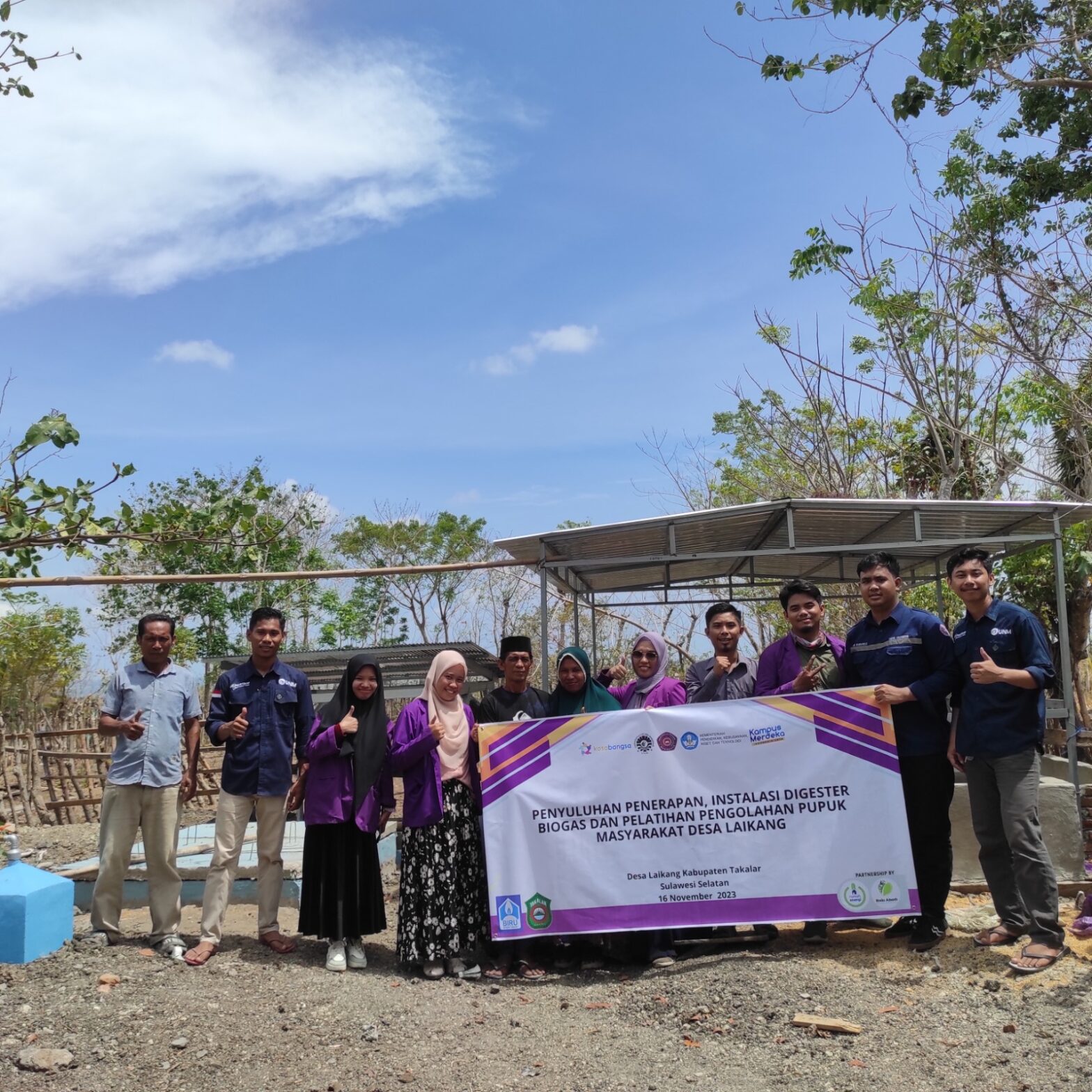 Tim kolaborasi kampus di Padang memberikan pelatihan pengolahan pupuk organik. (Universitas Negeri Padang)