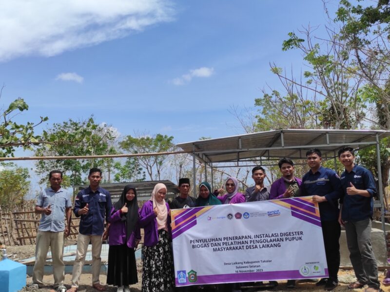 Tim kolaborasi kampus di Padang memberikan pelatihan pengolahan pupuk organik. (Universitas Negeri Padang)