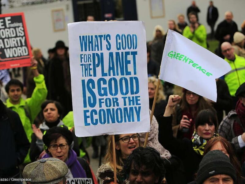 Unjuk rasa aktivis lingkungan. ekonomi hijau