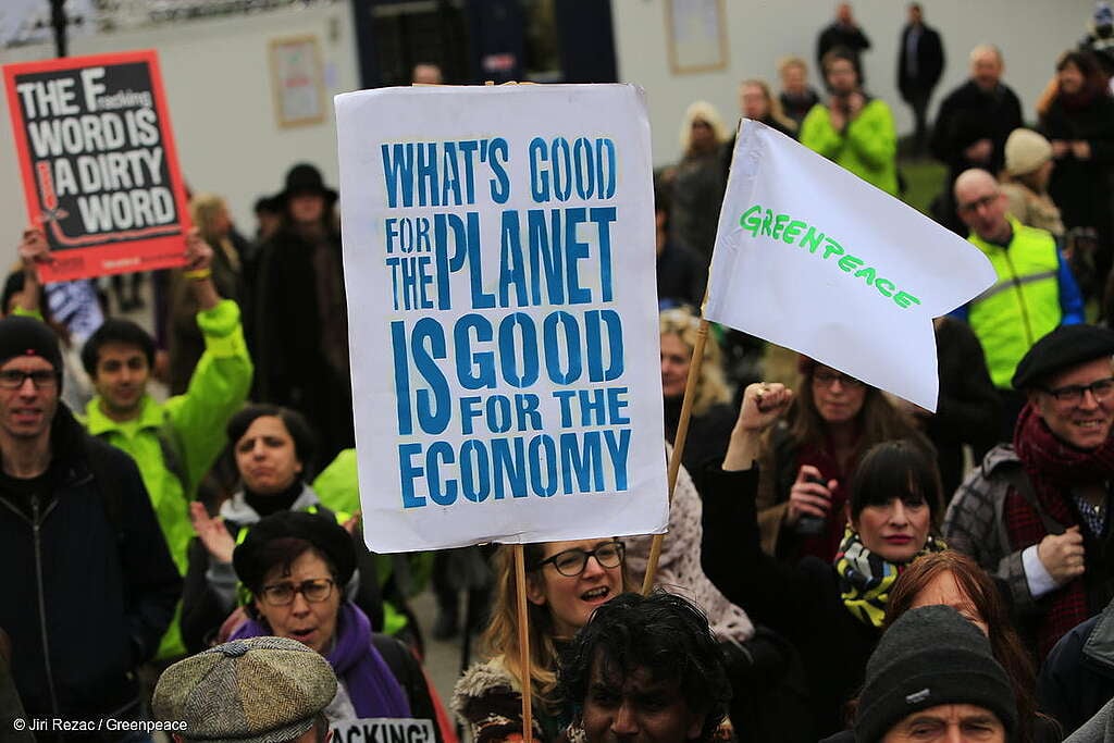Unjuk rasa aktivis lingkungan. ekonomi hijau