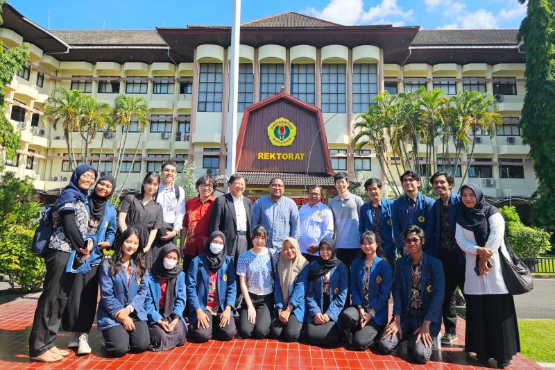 Universitas Mataram (Unram) menerima lima orang mahasiswa Kuliah Kerja Nyata (KKN) internasional dari Fukushima Medical University, Jepang.