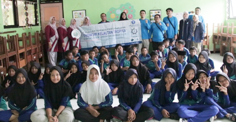 Mahasiswa IPB field trip dan ekusasi sampah ke Pulau Tidung. (Foto: IPB Uiversity)