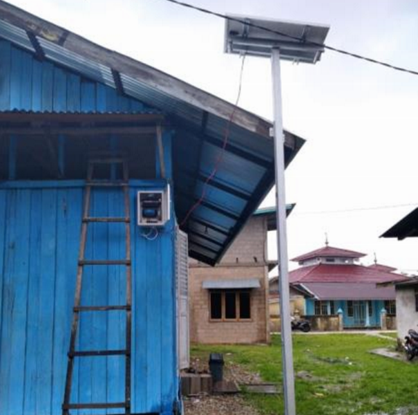 Bocah SD ini membuat dan memasang PLTS mini di genteng rumahnya dan mendapat respons positif. Bagaimana cara membuat PLTS mini?