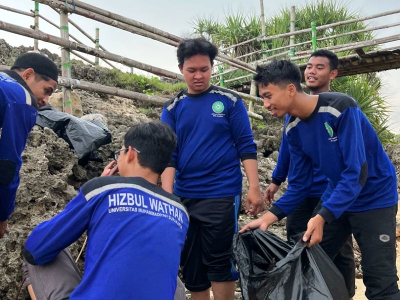 Hizbul Wathan Universitas Muhammadiyah Surakarta (UMS) melaksanakan Beach Clean Up di Pantai Watu Bolong, Tanjungsari, Gunung Kidul, Sabtu (27/1/2024). (Foto: UMS)