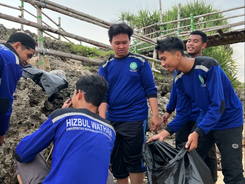 Hizbul Wathan Universitas Muhammadiyah Surakarta (UMS) melaksanakan Beach Clean Up di Pantai Watu Bolong, Tanjungsari, Gunung Kidul, Sabtu (27/1/2024). (Foto: UMS)