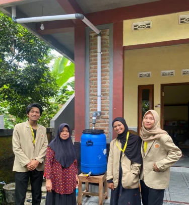 Masyarakat UGM kembangkan alat pemanen air hujan untuk desa di Magelang. Membantu akses air bersih untuk rumah tangga.