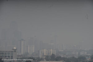 perkotaan koalisi pillih pulih Kabut asap akibat polusi udara tampak di langit di atas kawasan bisnis di Jakarta.