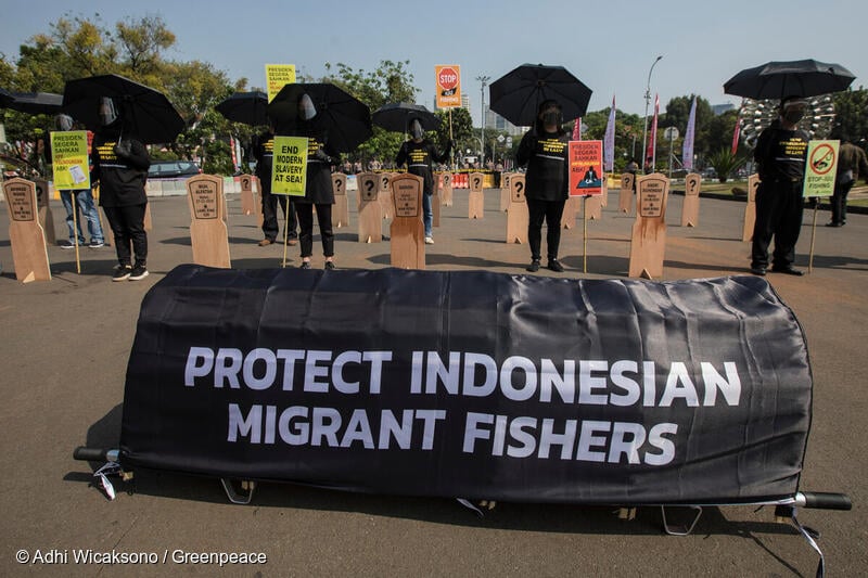 Serikat Pekerja Migran Indonesia (SBMI) bersama Greenpeace Indonesia menuntut perlindungan bagi pelaut migran. (Adhi Wicaksono/Greenpeace)