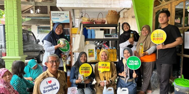 Komunitas Wanita Peduli Lingkungan meresmikan toko berkonsep isi ulang. (Foto: AZWI)