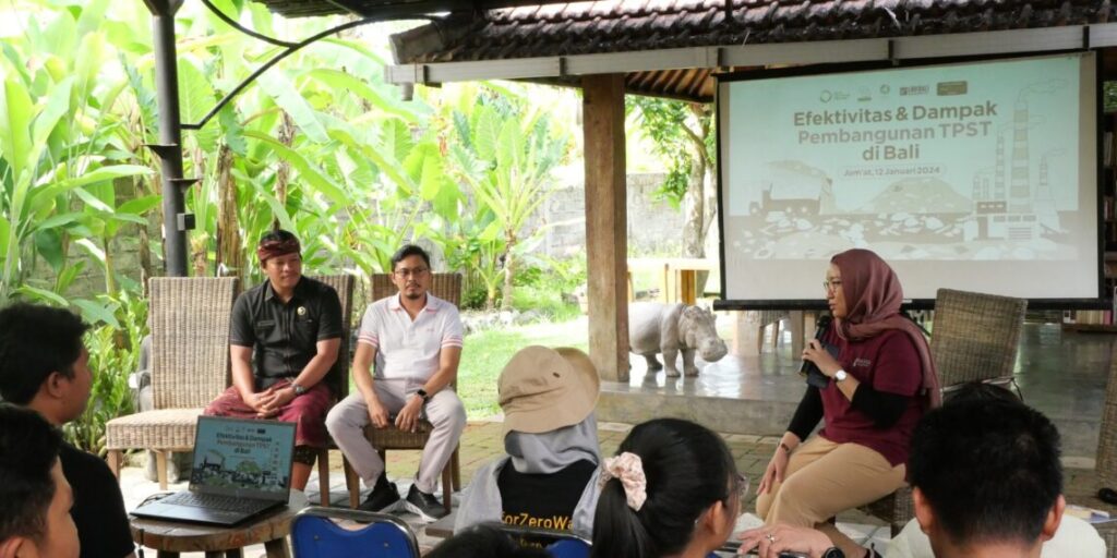 Diskusi publik Efektivitas & Dampak Pembangunan TPST di Bali oleh Aliansi Zero Waste Indonesia, LBH & PPLH Bali. Pembangunan TPST di Taman Baca Kesiman menimbulkan masalah bagi warga sekitar.