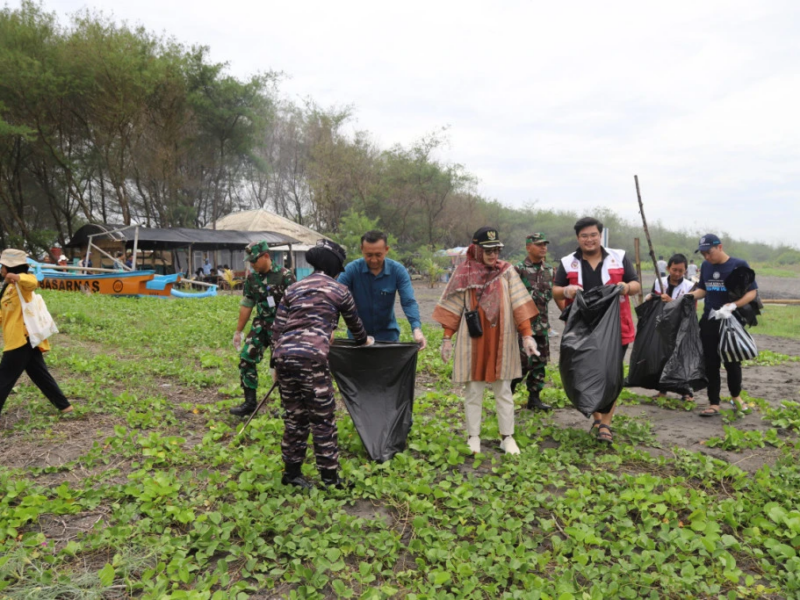 Aksi bersih sampah di pantai Congot, Kulon Progo. Mahasiswa KKN PPM UGM memeriahkan Festival Congot Bersih, menggugah kesadaran masyarakat.