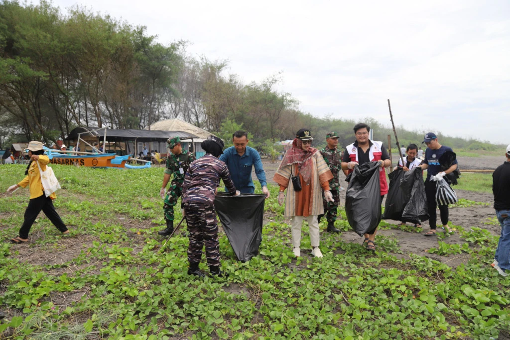 Aksi bersih sampah di pantai Congot, Kulon Progo. Mahasiswa KKN PPM UGM memeriahkan Festival Congot Bersih, menggugah kesadaran masyarakat.